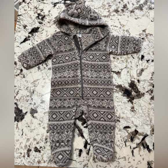 Old Navy Other - Old Navy gray Geometric Footie one piece 6-12m